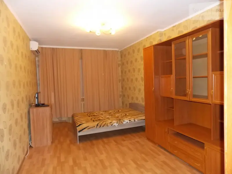 Ялтинская улица, 32